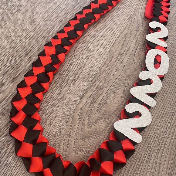 Red and Black Graduation Lei - Picture 3 of 3